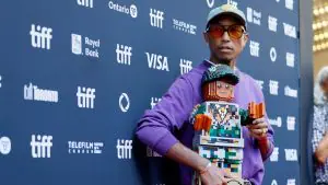 Ativista da PETA interrompe estreia de cinebiografia de Pharrell Williams no Festival de Cinema de Toronto
